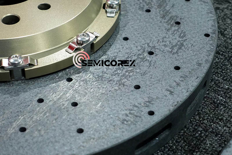 Anglies ir keramikos kompozicinių stabdžių sistemų analizė